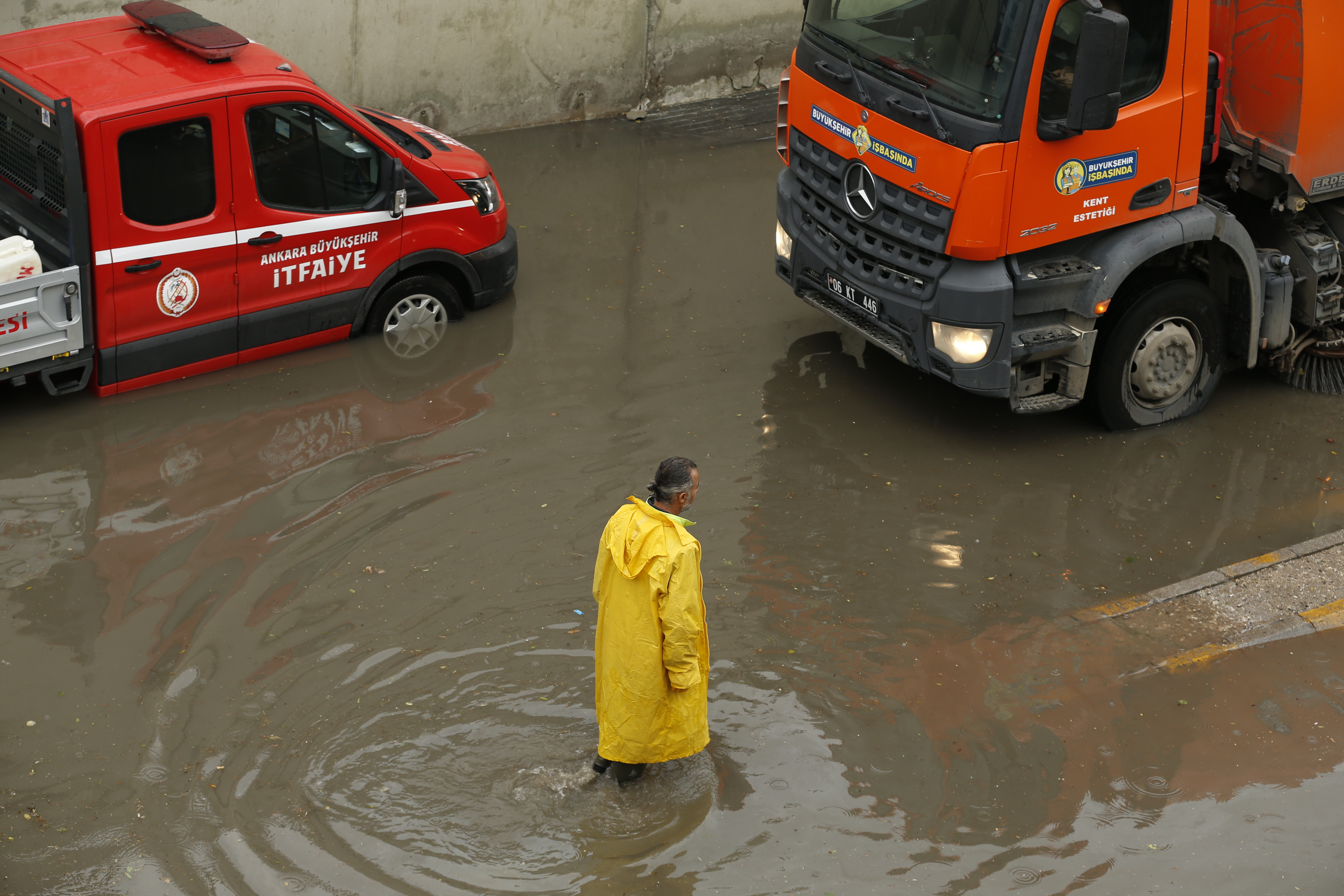 Ankara Büyükşehir Belediyesi ekipleri, suyun tahliyesi ve aracın sudan çıkarılması için çalışma yürüttü. / AA